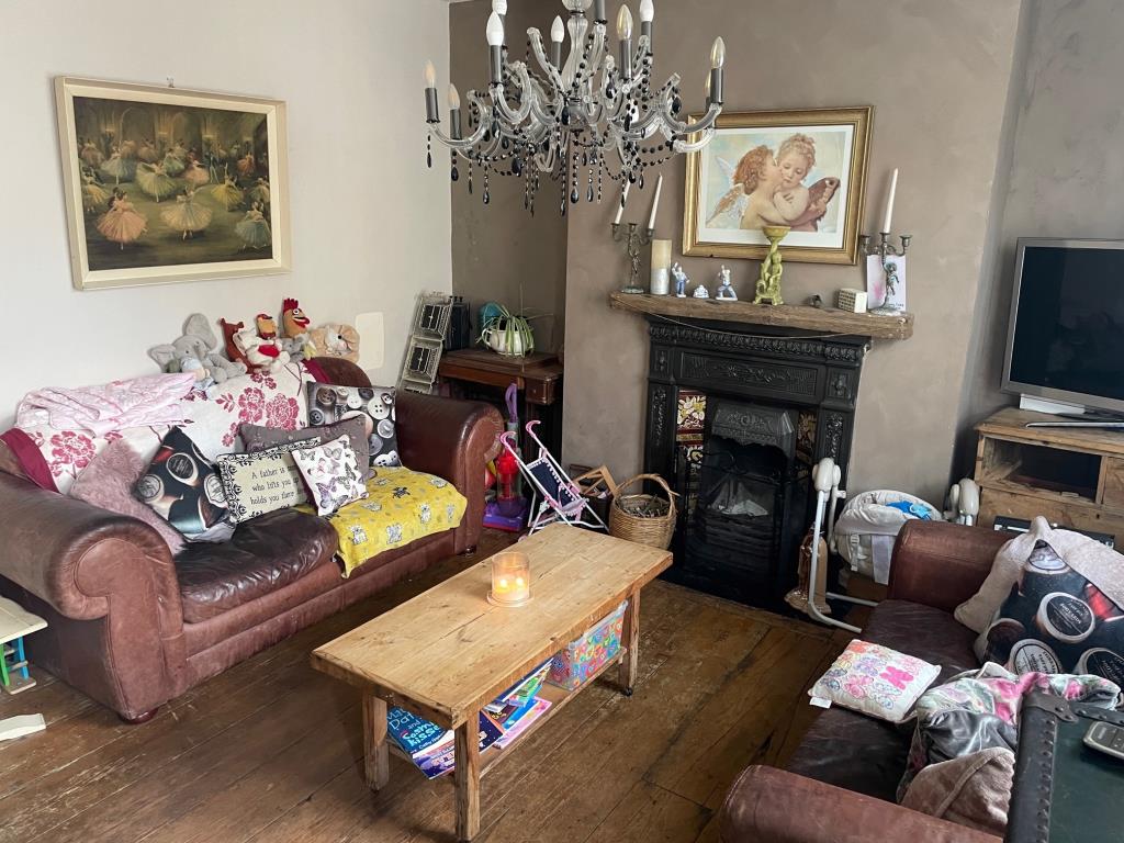 Lot: 106 - FOUR STOREY HOUSE WITH POTENTIAL -